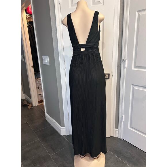 Jolie & Joy by Hot Kiss Black Pleated Deep-V Maxi Dress – L - Picture 2 of 3